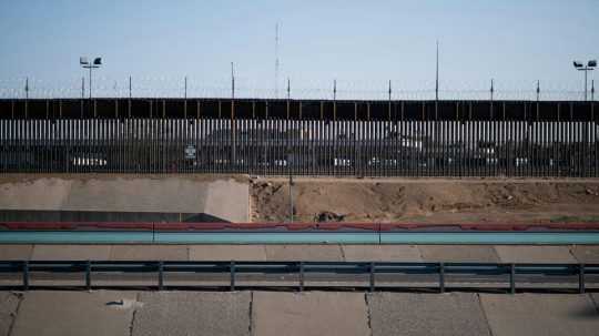Na ilustračnej snímke hranica medzi Mexikom a USA.