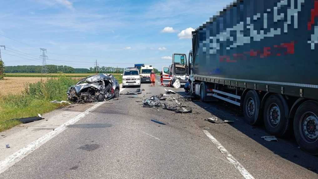 Čelnú zrážku s kamiónom pri Veľkom Mederi neprežila vodička (†30) osobného auta