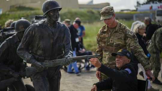 Na snímke americký veterán na návšteve v Normandii.