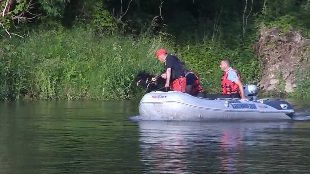 Pátranie na rieke Hron: Dvoch mladých mužov, ktorých strhol prúd, stále nenašli