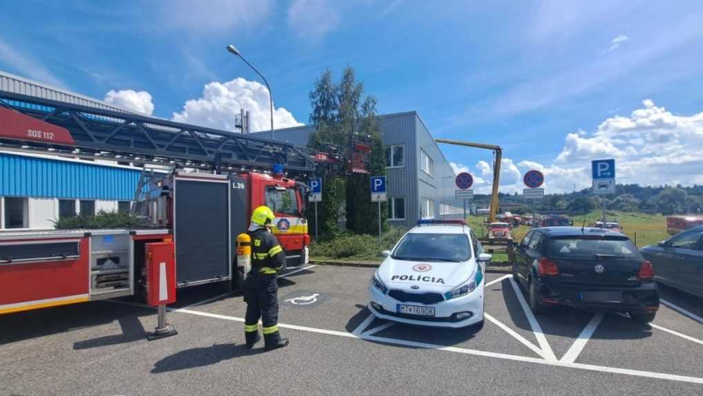 Výrobnú halu v Sučanoch zachvátili plamene, hasiči už požiar zlikvidovali