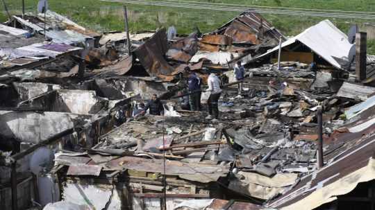 Snímka z požiaru osady v Stropkove 18. apríla 2024.
