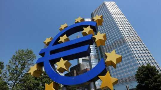 Znak eura pred budovou Európskej centrálnej banky.