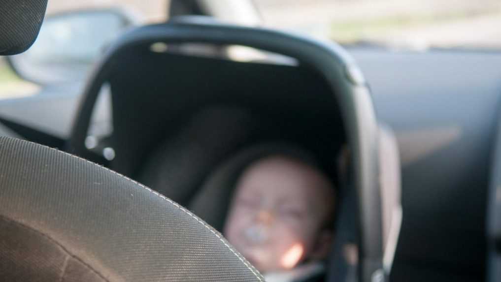 Deti v rozpálených autách: Policajti majú výzvu pre rodičov, ponechanie dieťaťa môže mať aj trestnoprávnu dohru