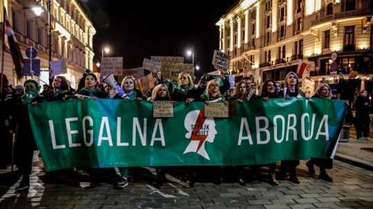 Aktivistky vyjadrujú svoj hnev nad vyhlásením prezidenta Andrzeja Dudu, že nepodpíše nariadenie o tabletkách "deň po".