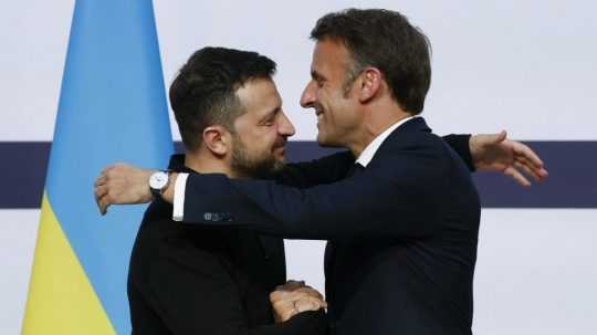 Ukrajinský prezident Volodymyr Zelenskyj (vľavo) a jeho francúzsky náprotivok Emmanuel Macron.