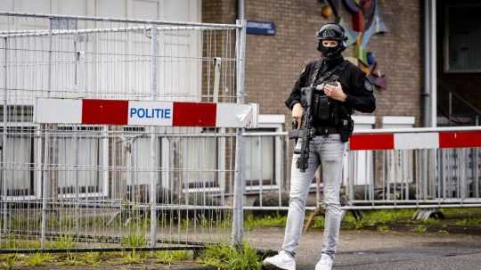 Súd v Amsterdame uznal troch mužov vinných z vraždy holandského investigatívneho novinára Petra de Vriesa.