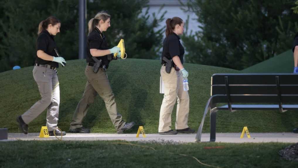 Muž v USA vošiel s autom do akvaparku, vystúpil a začal strieľať. Zranil deväť ľudí, sám potom spáchal samovraždu