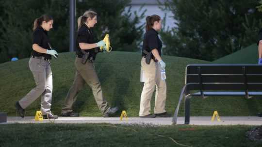 Deväť ľudí, vrátane najmenej dvoch detí, utrpelo zranenia pri streľbe na predmestí Detroitu Rochester Hills.