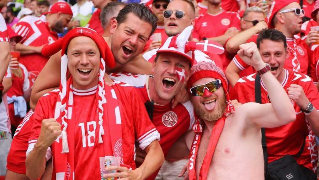 Dánski fanúšikovia počas EURO 2024 v Nemecku.