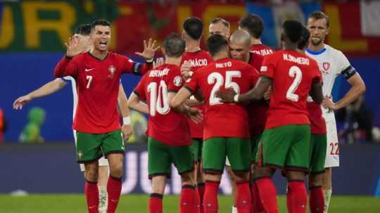 Portugalskí hráči oslavujú gól na EURO 2024 v zápase proti Česku.