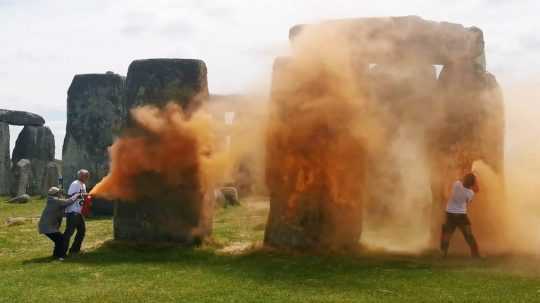 Klimatickí aktivisti sprejujú monument Stonehenge.