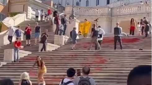 Aktivistky poliali pamiatku - Španielske schody červenou farbou.