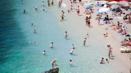 Ilustračná snímka ľudí na pláži v chorvátskom Dubrovníku.