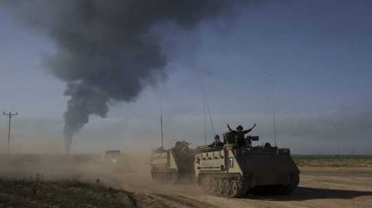 izraelskí vojaci v obrnených vozidlách