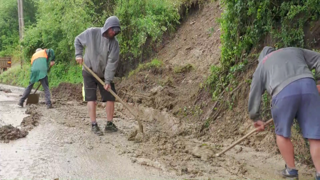 Odtrhnuté a zasypané cesty, zosuvy pôdy: Intenzívny dážď napáchal v Čavoji veľké škody
