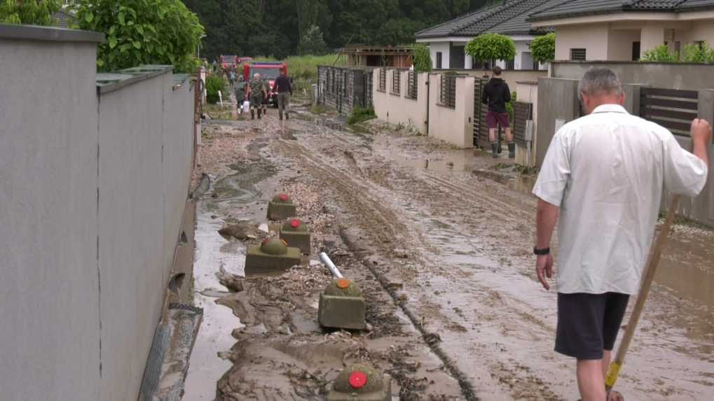 Mimoriadna situácia v Nitre: V mestskej časti voda a bahno zaliali viacero ulíc
