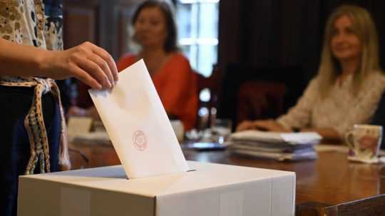 Na ilustračnej snímke volička vkladá hlasovací lístok do urny.