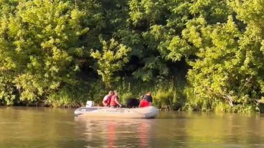 záchranári v lodi na rieke Hron