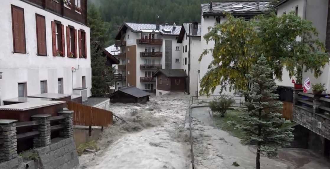 Európu bičujú silné búrky. Záplavy odrezali viaceré obce na juhu Švajčiarska