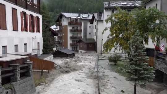 Záplavy v švajčiarskej obci Zermatt.