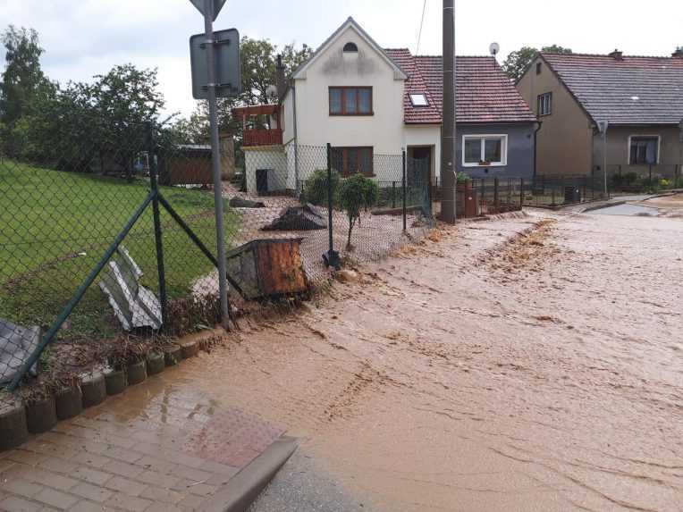 Na snÃƒÂ­mke prÃƒÂºd vody pretekÃƒÂ¡ cez pozemok.