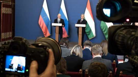 Na snímke Viktor Orbán a Vladimir Putin.