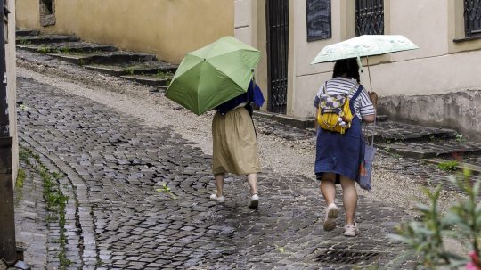 Archívna snímka - Ženy s dáždnikmi v Bratislave.