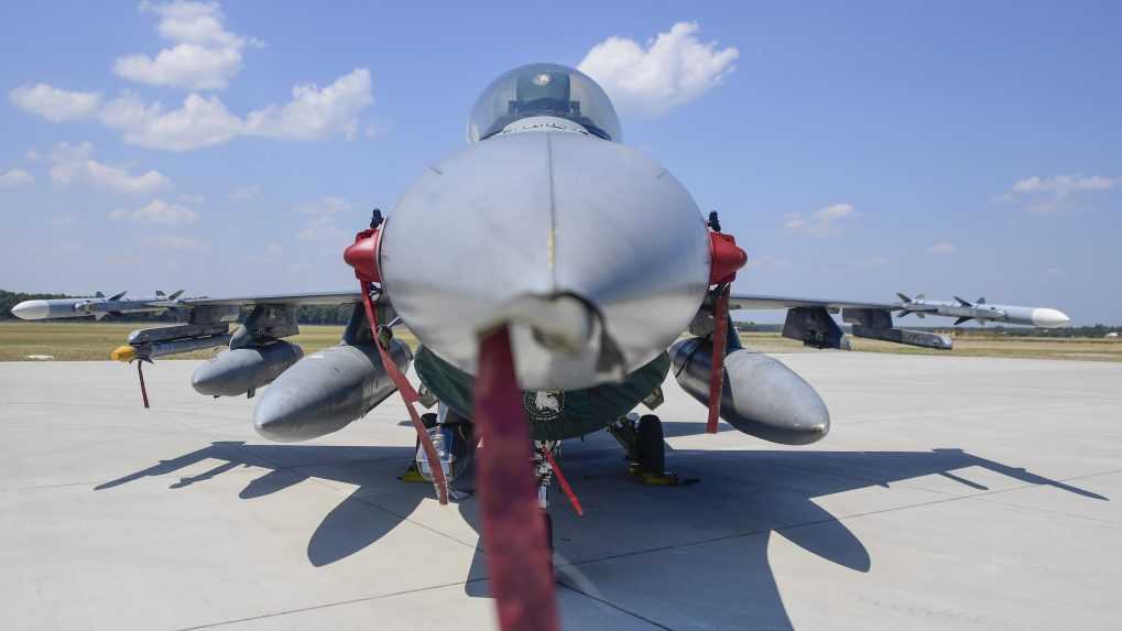 Na Slovensko priletia prvé dve stíhačky F-16, privítajú ich slávnostným ceremoniálom