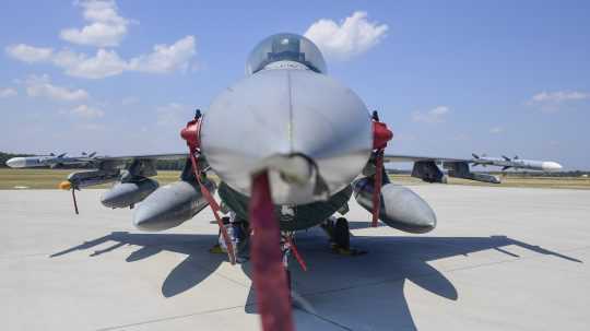 Na snímke odstavená stíhačka F-16.