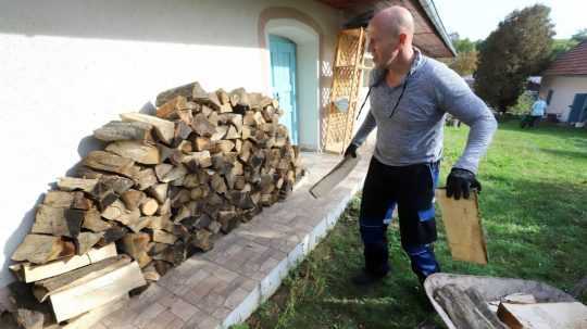 Na snímke príprava palivového dreva na zimné kúrenie v dome v Čabradskom Vrbovku.