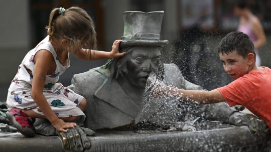Deti sa ochladzujú vo fontáne v centre Trenčína.
