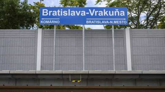 Tabuľa vlakovej zastávky Bratislava - Vrakuňa.