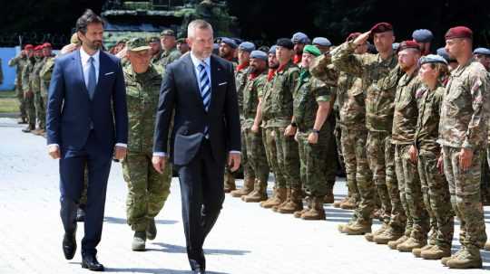 Minister obrany SR Robert Kaliňák (Smer-SD) a prezident SR Peter Pellegrini počas odovzdania českého velenia nad bojovým zoskupením NATO na Slovensku.