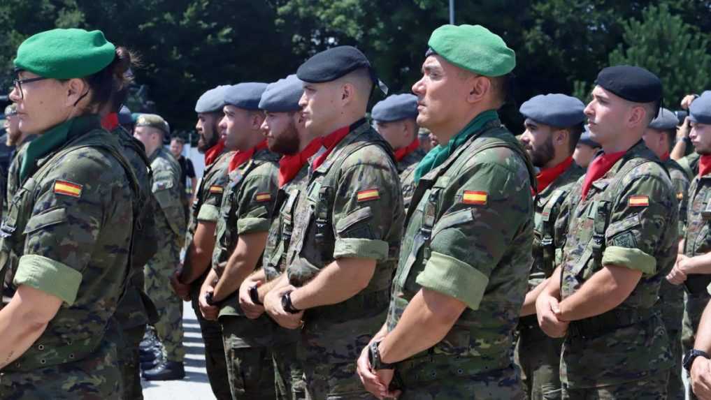 Na snÃƒÂ­mke vojaci Ã…Â¡panielskej armÃƒÂ¡dy poÃ„Âas odovzdania Ã„ÂeskÃƒÂ©ho velenia nad bojovÃƒÂ½m zoskupenÃƒÂ­m NATO na Slovensku.