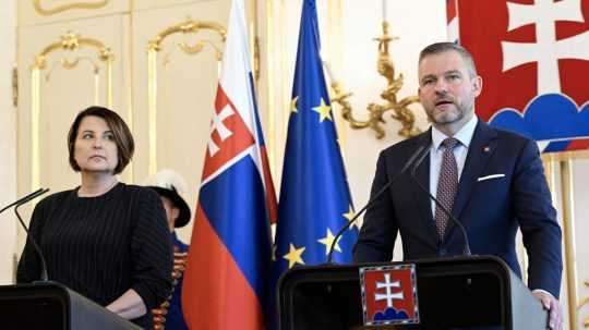 Na snímke vpravo prezident SR Peter Pellegrini a vľavo predsedníčka Súdnej rady SR Marcela Kosová.