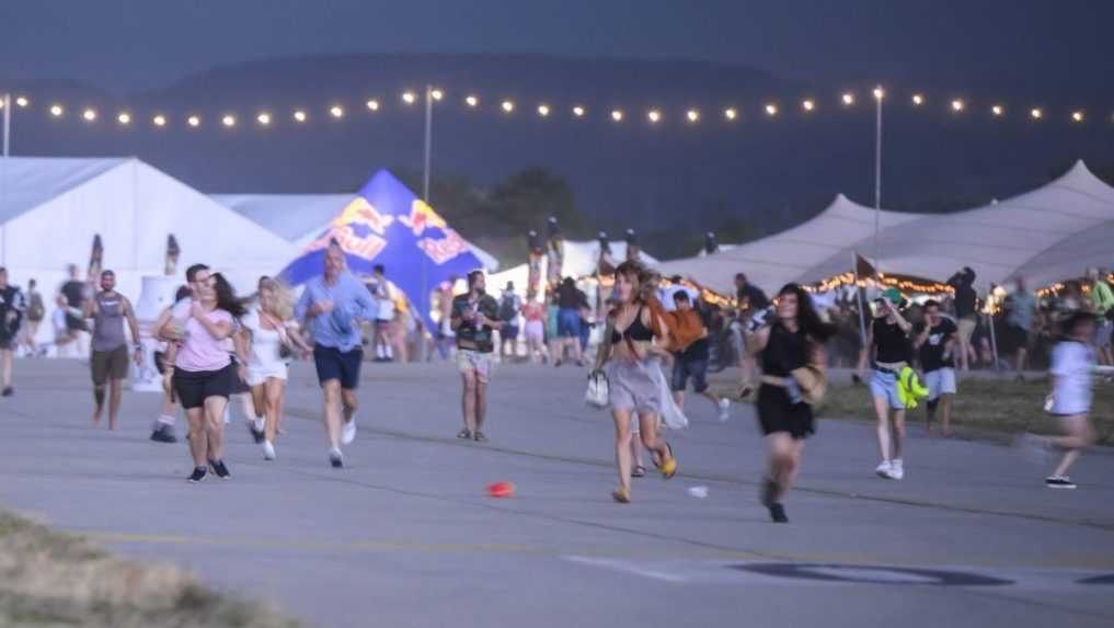 Vyšetrovanie pádu stanu na festivale Pohoda pokračuje. Polícia žiada verejnosť o videá počasia