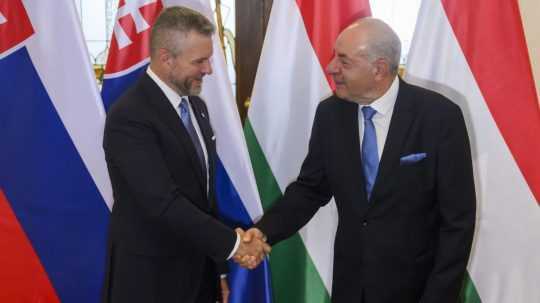 Prezident SR Peter Pellegrini (vľavo) a maďarský prezident Tamás Sulyok.