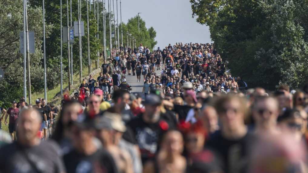 NÃƒÂ¡vÃ…Â¡tevnÃƒÂ­ci prichÃƒÂ¡dzajÃƒÂº na koncert austrÃƒÂ¡lskej hardockovej kapely AC/DC.