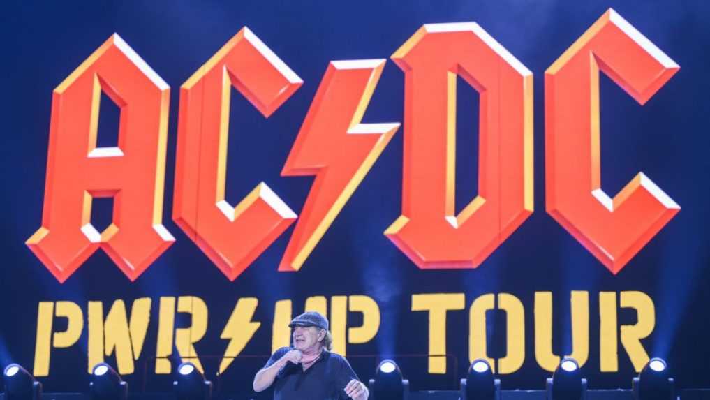 SpevÃƒÂ¡k Brian Johnson poÃ„Âas koncertu austrÃƒÂ¡lskej hardockovej kapely AC/DC v rÃƒÂ¡mci eurÃƒÂ³pskej Ã„Âasti turnÃƒÂ© Power Up na Starom letisku v bratislavskÃƒÂ½ch Vajnoroch.