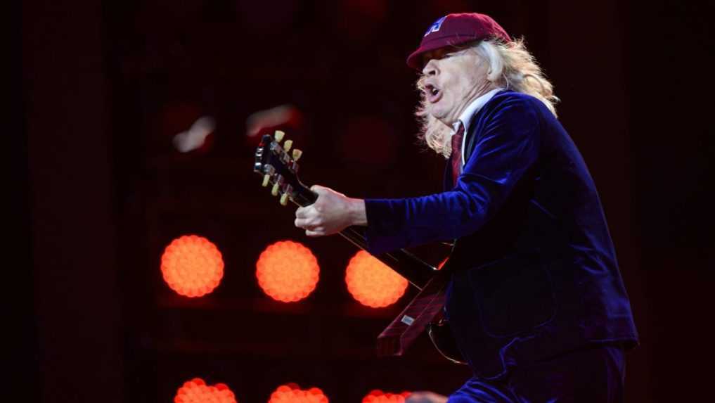 Gitarista Angus Young poÃ„Âas koncertu austrÃƒÂ¡lskej hardockovej kapely AC/DC v rÃƒÂ¡mci eurÃƒÂ³pskej Ã„Âasti turnÃƒÂ© Power Up na Starom letisku v bratislavskÃƒÂ½ch Vajnoroch.