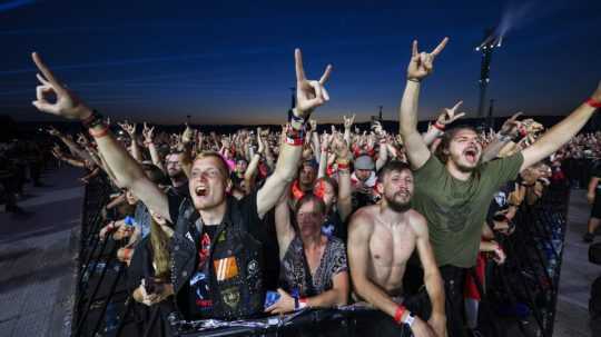 Diváci počas koncertu austrálskej hardockovej kapely AC/DC.