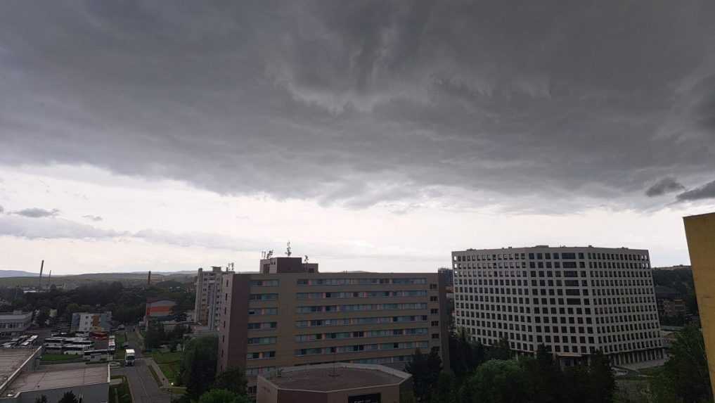 Slovensko naďalej trápia búrky. Meteorológovia varujú pred krúpami a prudkým lejakom