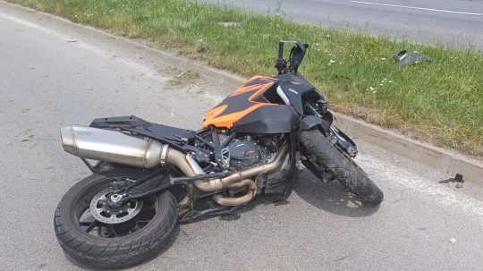 Snímka z miesta nehody motorkára v Žiline.