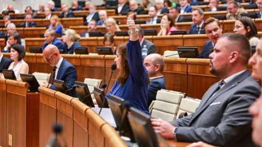 Poslanci Progresívneho Slovenska (PS) počas hlasovania o zmene novely Trestného zákona.