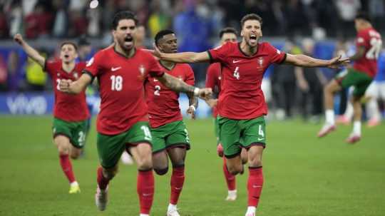 Portugalci oslavujú víťazstvo nad Slovinskom v osemfinále ME.