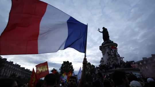 Ľudia sa zhromaždili na parížskom Námestí Republiky po skončení druhého kola predčasných parlamentných volieb vo Francúzsku.