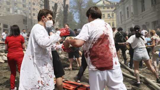 Zdravotníci pomáhajú po útoku na detskú nemocnicu v Kyjeve.