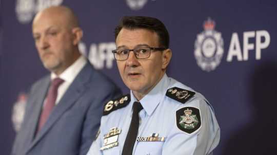 Komisár austrálskej polície Reece Kershaw hovorí o obvinení austrálskeho páru.
