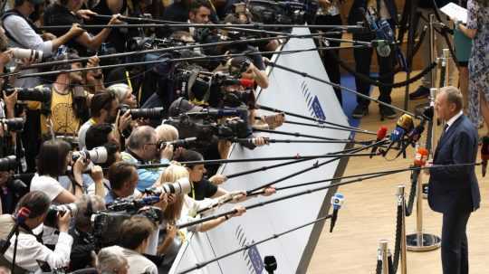 Archívna snímka - Poľský premiér Donald Tusk hovorí s médiami.